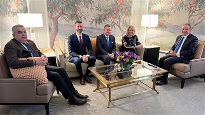 وزير الخارجية والهجرة يلتقي نائب رئيس مؤسسة 