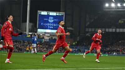 إيفرتون يخطف تعادلا قاتلا من ليفربول في مباراة مثيرة بالدوري الإنجليزي