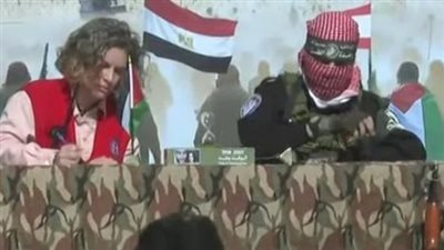 شاهد.. الصليب الأحمر يتسلم 3 أسرى من الفصائل الفلسطينية في قطاع غزة