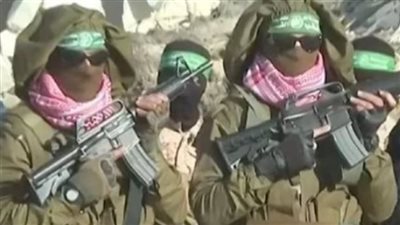 شاهد.. عناصر حماس يظهرون بزي عسكري إسرائيلي أثناء تسليم الأسرى