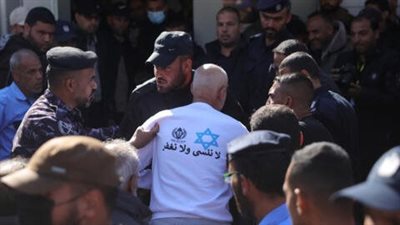 الأسرى الفلسطينيون يحرقون ملابس عليها نجمة داوود ارتدوها قبيل الإفراج عنهم