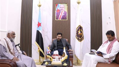 رئيس تنفيذية انتقالي المهرة يلتقي الباحث والأديب محمد الحداد