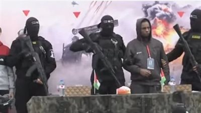 شاهد.. مقاتل قسامي مبتور اليد والقدم يشارك بسلاحه في تسليم الأسرى برفح