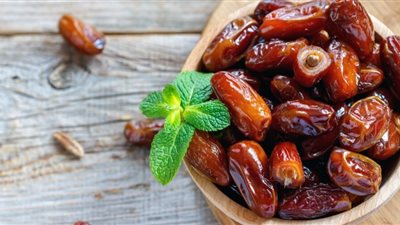 فوائد أكل التمر على الريق.. كنز غذائي لنشاطك