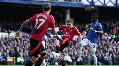 مانشستر يونايتد يفلت من الهزيمة ويخطف تعادلا مثيرا مع إيفرتون بالدوري الإنجليزي