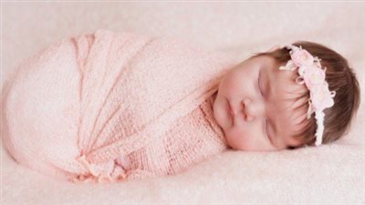 تفسير حلم ولادة طفل جميل للعزباء