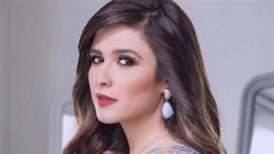 بعد نشرها صورة ساخرة للإعلامي باسم يوسف.. الفنانة المصرية ياسمين عبدالعزيز تثير حالة من الجدل