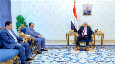 الزُبيدي يؤكد أهمية تكثيف الجهود لمواكبة التحديات الأمنية والاقتصادية (صور)