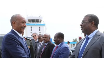  البرهان يتوجه إلى القاهرة للمشاركة فى القمة العربية الطارئة اليوم 