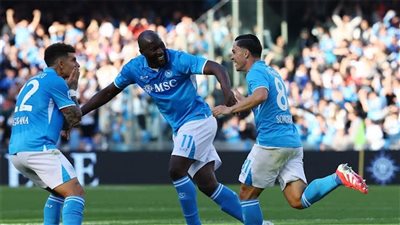 نابولي يفوز على فيورنتينا ويواصل الضغط على إنتر ميلان 