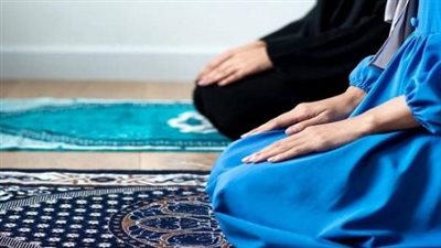 ما حكم صلاة التراويح في المساجد؟ وهل ثواب صلاتها في المنزل يعادلها؟ 