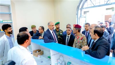 الزُبيدي يطّلع على سير العمل في المستشفى العسكري بالمكلا 