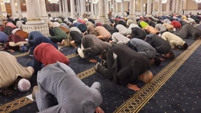 ما حكم صلاة التراويح في المساجد؟ وهل ثواب صلاتها في المنزل يعادلها؟ 