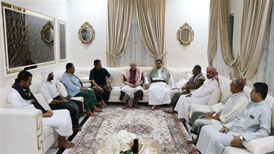 الكثيري يستقبل وفدًا من قبائل نهد بالمكلا 