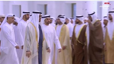 شاهد.. رئيس الإمارات يؤدى صلاة عيد الفطر فى جامع الشيخ زايد