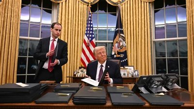 بعد توقيع ترامب الأمر التاريخي.. حالة طوارئ و60 دولة على قائمة 