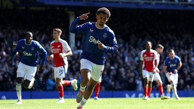 أرسنال يسقط في فخ التعادل مع إيفرتون ويقرب ليفربول من لقب الدوري الإنجليزي