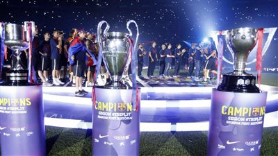 عامل بمتجر ملابس.. بطل الثلاثية التاريخية مع برشلونة يثير الجدل (صور)