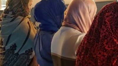 حكم صلاة المرأة وهي ترتدي بنطلونًا واسعًا في المنزل؟ (فيديو)