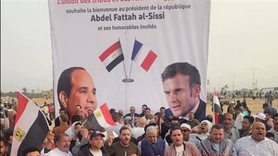 الآلاف يحتشدون على طريق مطار العريش ترحيبا بالرئيس السيسي وماكرون (صور)