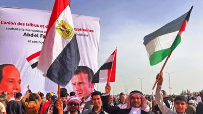 السيسى ونظيره الفرنسى يحييان المواطنين المحتشدين فى مدخل مطار العريش.. والجماهير: 