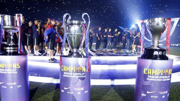 عامل بمتجر ملابس.. بطل الثلاثية التاريخية مع برشلونة يثير الجدل (صور)