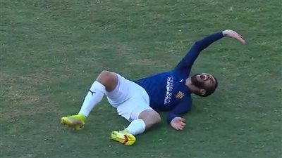 نقل الجزائري أحمد قندوسي للمستشفى بعد تعرضه لإصابة مروعة بالدوري المصري (صور)