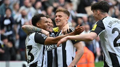 نيوكاسل يكتسح مانشستر يونايتد برباعية في الدوري الإنجليزي