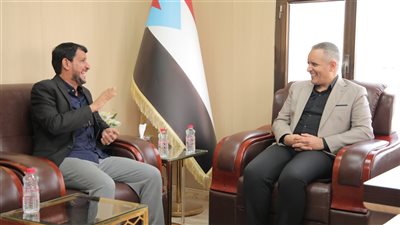 اليافعي يشيد بدور الفن التشكيلي في إيصال الرسائل الوطنية والإبداعية وتعزيز أواصر الإخاء (صور)