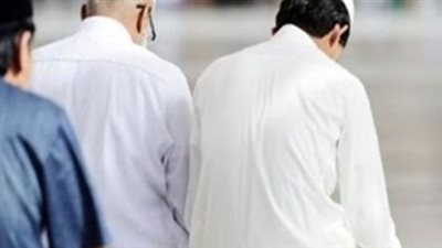 حكم صلاة المأموم منفردا خلف الإمام أو خلف الصف