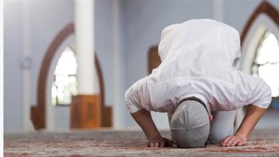 حكم انتظار الجماعة للصلاة أو تأخيرها