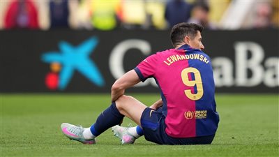 إصابة ليفاندوفسكي تعكر صفو انتصار برشلونة المثير.. ما موقفه من الكلاسيكو؟