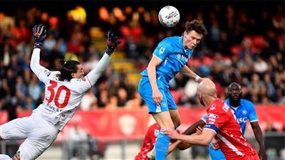 نابولي ينتزع فوزًا صعبًا من مونزا ويلاحق صدارة إنتر للدوري الإيطالي