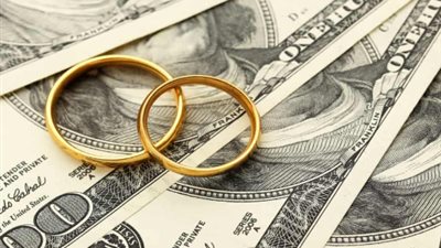 كيف تؤثر قوة الدولار الأمريكي على سعر الذهب؟