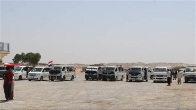 وصول موكب أبناء مديرية الديس الشرقية لمدينة الشحر استعدادًا للتوجه إلى ساحة فعالية 