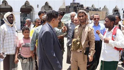 رئيس تنفيذية انتقالي حضرموت يتفقد ساحة الحرية في المكلا استعدادًا لفعالية 