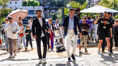 كأس ملك إسبانيا يصل مدينة إشبيلية استعدادًا لـ كلاسيكو الأرض (صور)