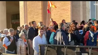 شاهد الآن.. توافد مئات الآلاف على ساحة الفاتيكان لتوديع البابا فرنسيس حاملين صوره