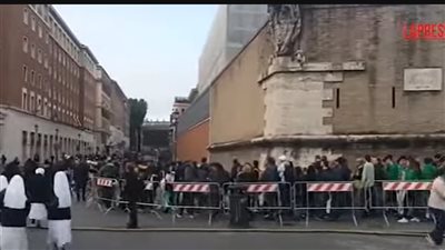 شاهد.. نقل نعش البابا من داخل كنيسة القديس بطرس تمهيدا لبدء الجنازة