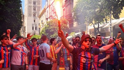 قبل الكلاسيكو.. جماهير برشلونة تثير الشغب في فالنسيا والشرطة تتدخل