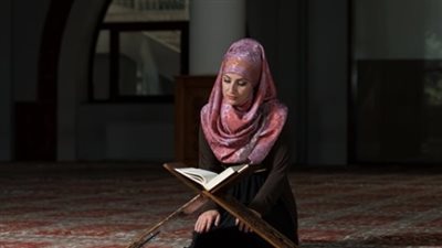 هل يجوز صلاة المرأة في بيتها دون حجاب؟