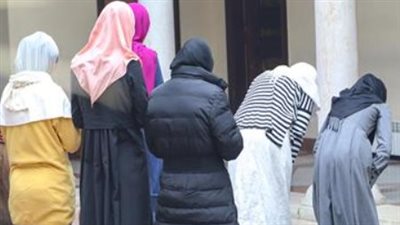  ما حكم صلاة المرأة في الأماكن العامَّة؟