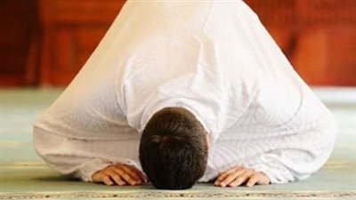  ما حكم المتكاسل عن الصلاة والذي يصلي ويقطع؟