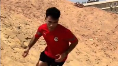 بقميص أحمر.. زيزو يجري تدريبات شاقة في الصحراء استعدادًا للموسم الجديد (صور)