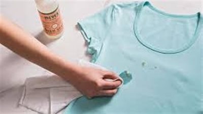 كيفية إزالة بقع الزيت من الملابس