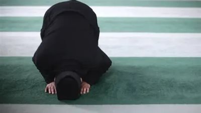 ما حكم المتكاسل عن الصلاة والذي يصلي ويقطع؟