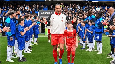 لاعبو تشيلسي ينظمون ممرا شرفيا لفريق ليفربول قبل انطلاق اللقاء