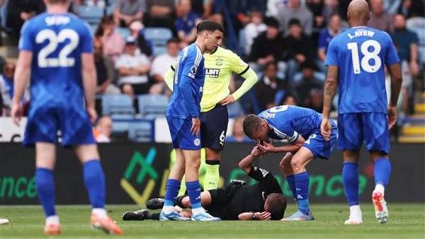 فاردي أطلق صافرة لإنقاذه.. استبدال حكم ليستر وساوثهامبتون بعد إصابته فاردي أطلق صافرة لإنقاذه.. استبدال حكم ليستر وساوثهامبتون بعد إصابته