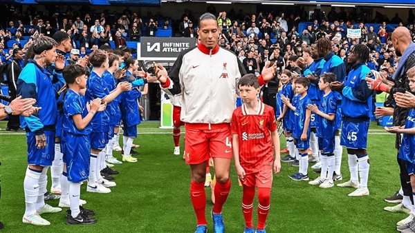 لاعبو تشيلسي ينظمون ممرا شرفيا لفريق ليفربول قبل انطلاق اللقاء لاعبو تشيلسي ينظمون ممرا شرفيا لفريق ليفربول قبل انطلاق اللقاء