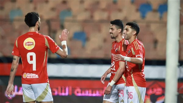 الأهلي ينتزع صدارة الدوري المصري “مؤقتا” بفوز مثير على المصري البورسعيدي الأهلي ينتزع صدارة الدوري المصري “مؤقتا” بفوز مثير على المصري البورسعيدي